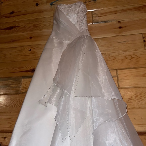 Stunning Maggie Sottero wedding dress. Worn once.Excellent condition. - Picture 4 of 8